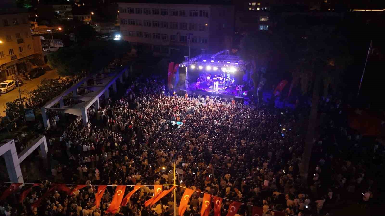 Söke’de kurtuluş gününde ünlü sanatçı sahne aldı