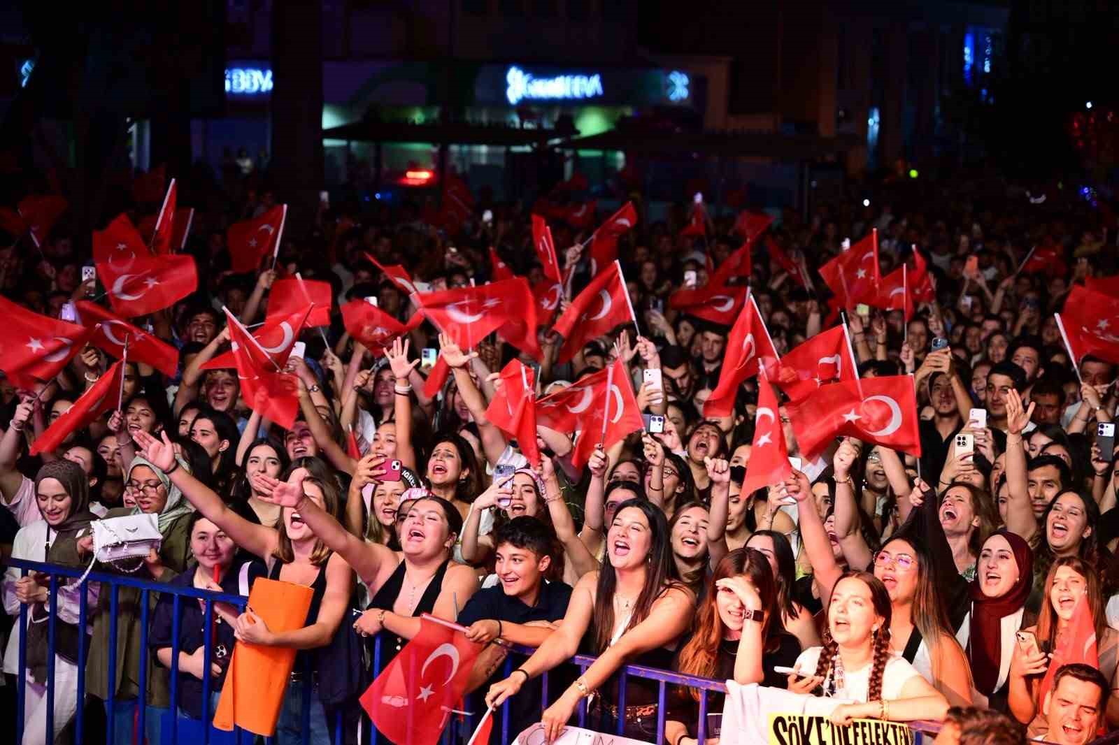 Söke’de kurtuluş gününde ünlü sanatçı sahne aldı