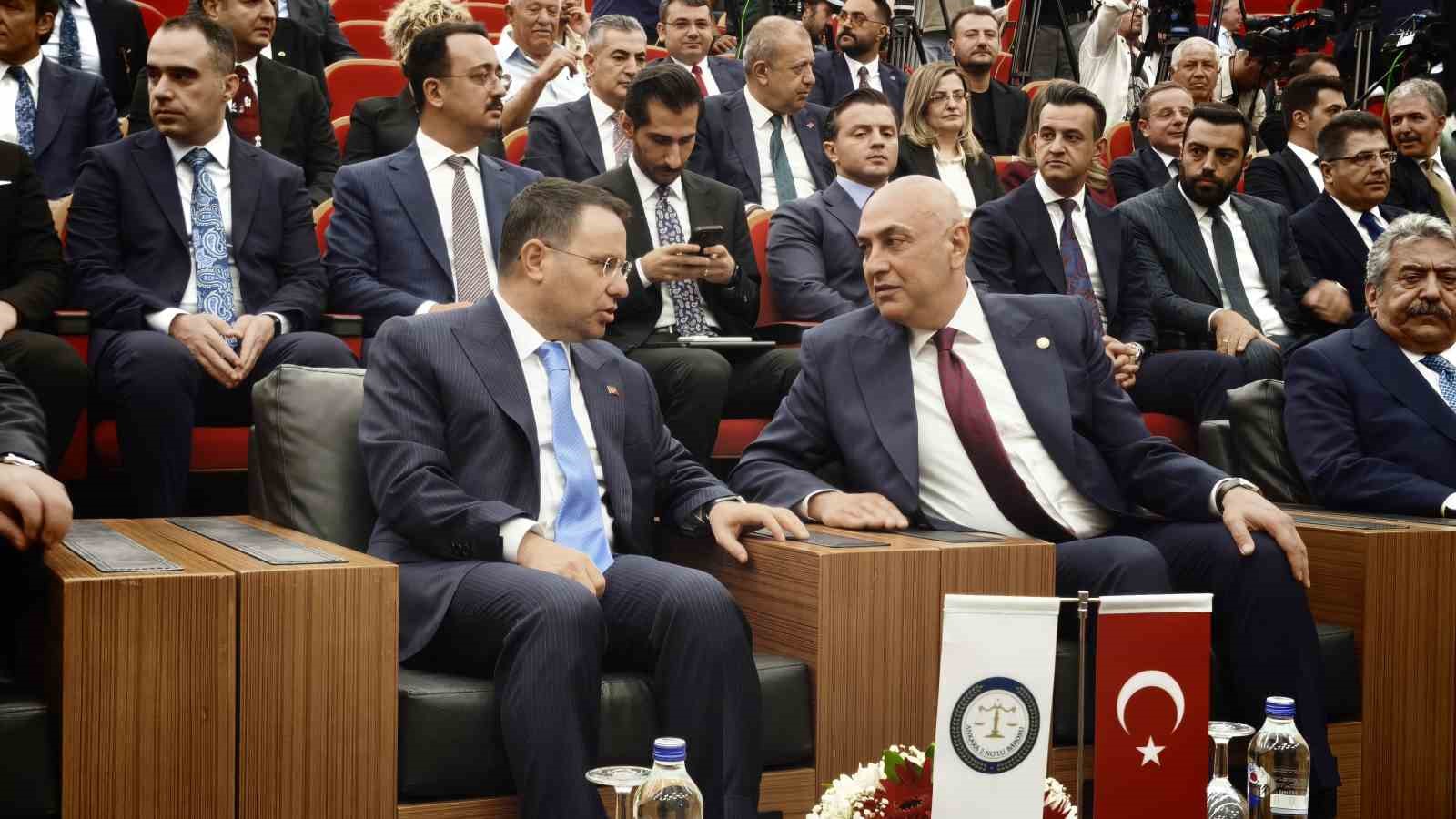 Bakan Gürlek: "27 bin 500 hakim ve savcımızla, 211 bin avukatımızla aynı büyük hukuk ailesinin mensuplarıyız"
