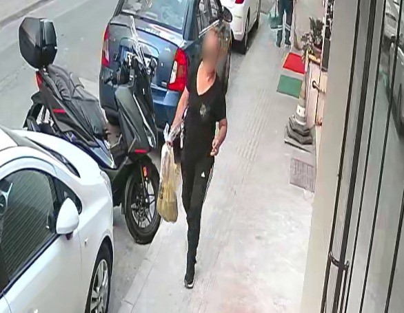 Pastırma hırsızlığı kamerada: Fırın kapısındaki poşeti alıp kayıplara karıştı