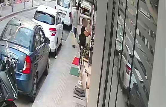 Pastırma hırsızlığı kamerada: Fırın kapısındaki poşeti alıp kayıplara karıştı