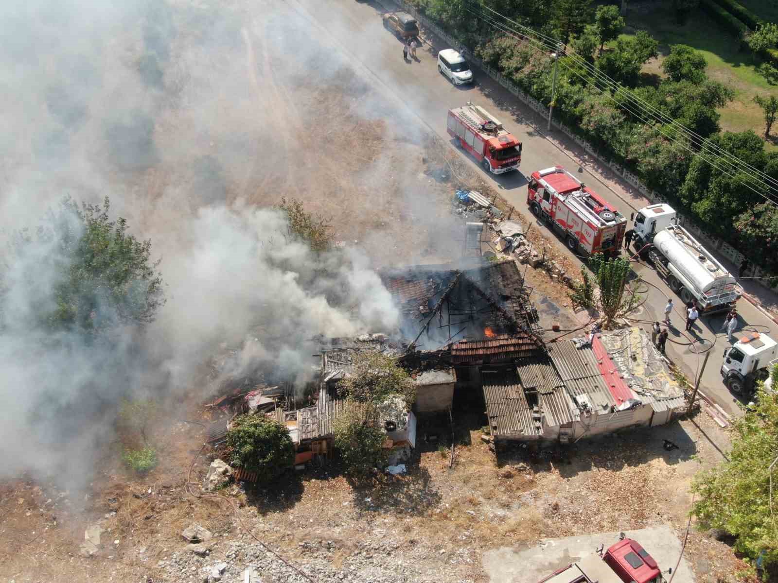 Anne oğlunun, oğlu annesinin yanan evde olduğunu zannetti buluşmada gözyaşları sel oldu