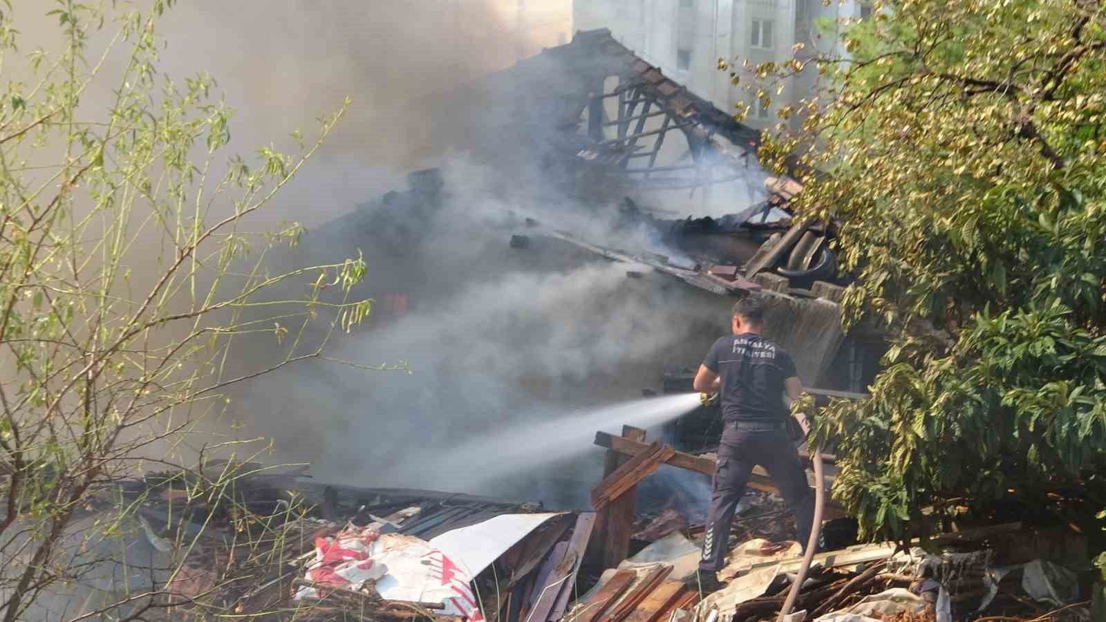 Anne oğlunun, oğlu annesinin yanan evde olduğunu zannetti buluşmada gözyaşları sel oldu