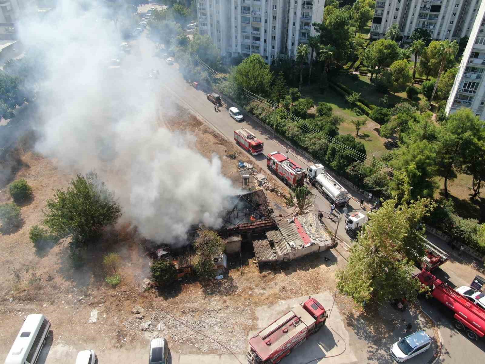 Anne oğlunun, oğlu annesinin yanan evde olduğunu zannetti buluşmada gözyaşları sel oldu