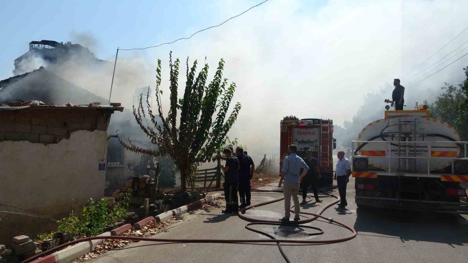 Anne oğlunun, oğlu annesinin yanan evde olduğunu zannetti buluşmada gözyaşları sel oldu