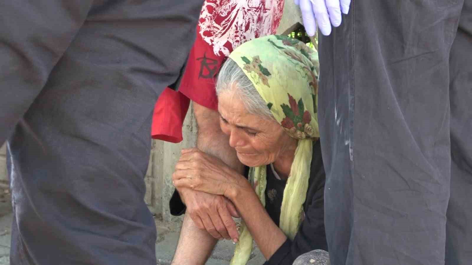 Anne oğlunun, oğlu annesinin yanan evde olduğunu zannetti buluşmada gözyaşları sel oldu