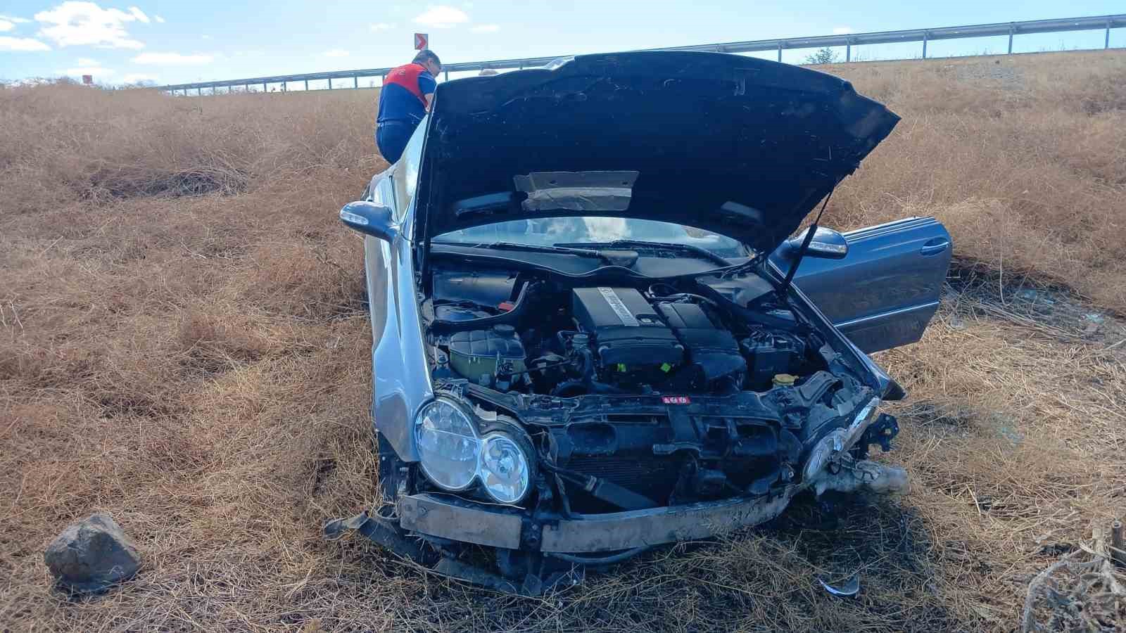 Şarampole uçan otomobilin sürücüsü yaralandı