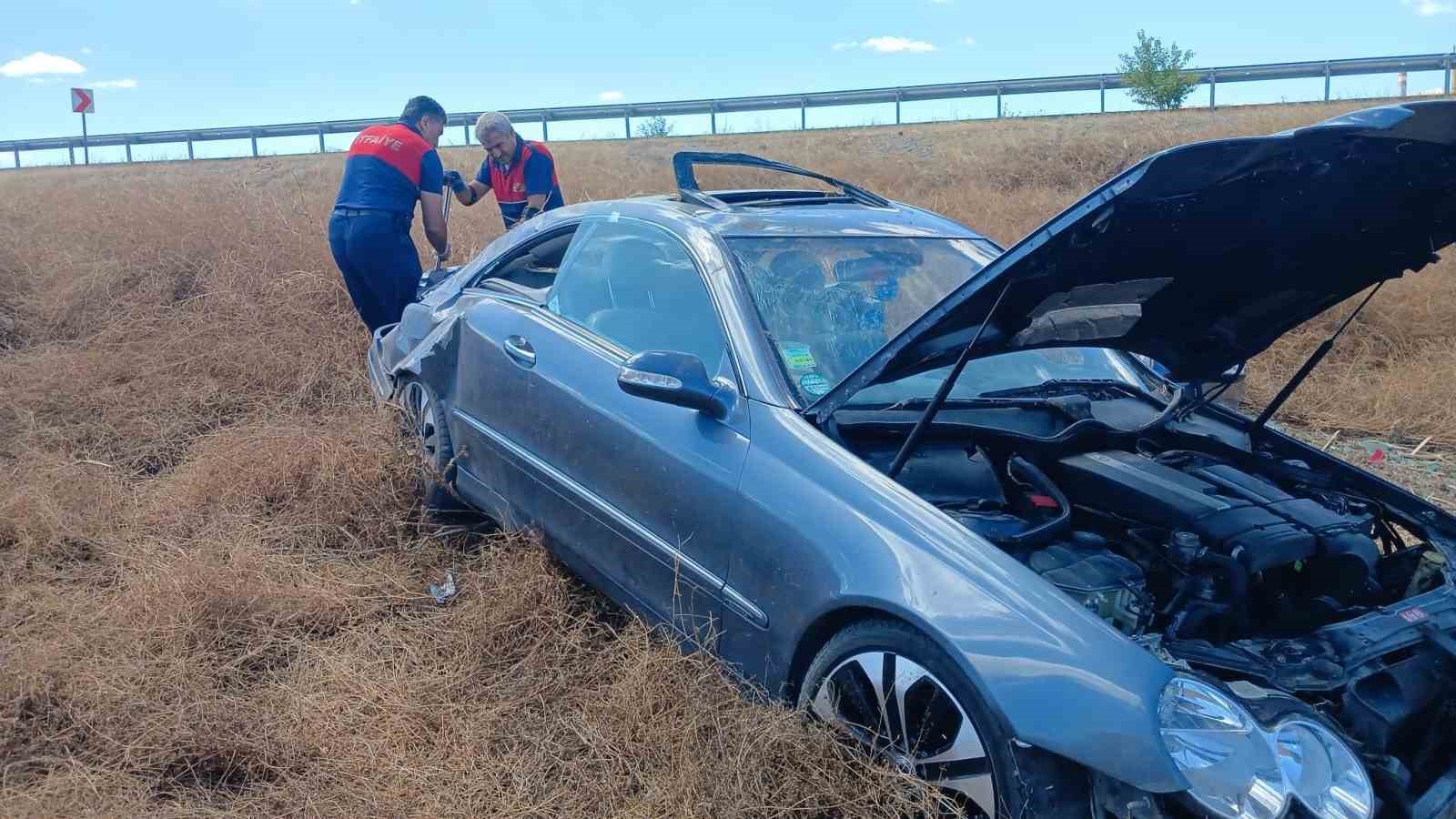 Şarampole uçan otomobilin sürücüsü yaralandı