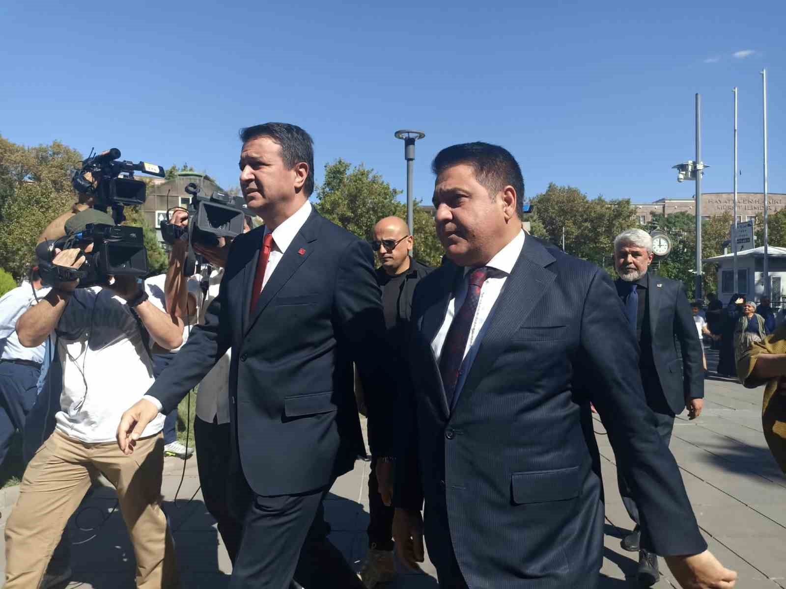 Davutoğlu ifade vermek üzere Ankara Adliyesi’ne geldi