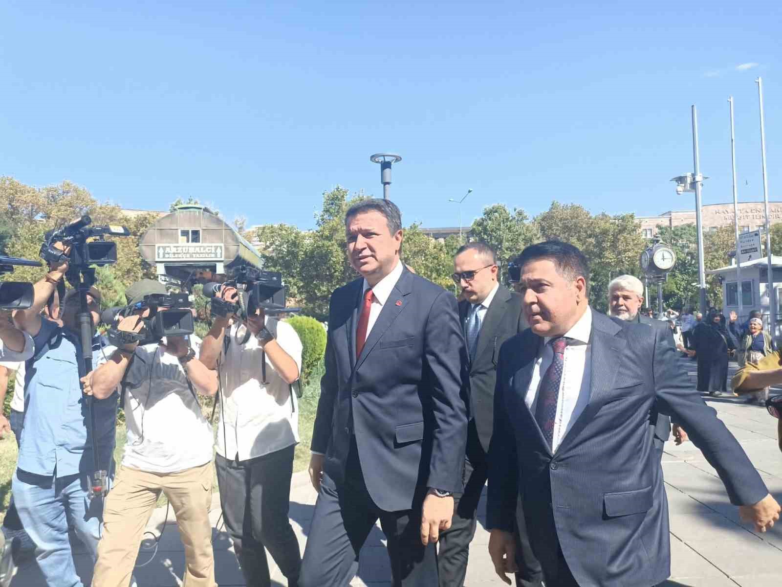 Davutoğlu ifade vermek üzere Ankara Adliyesi’ne geldi