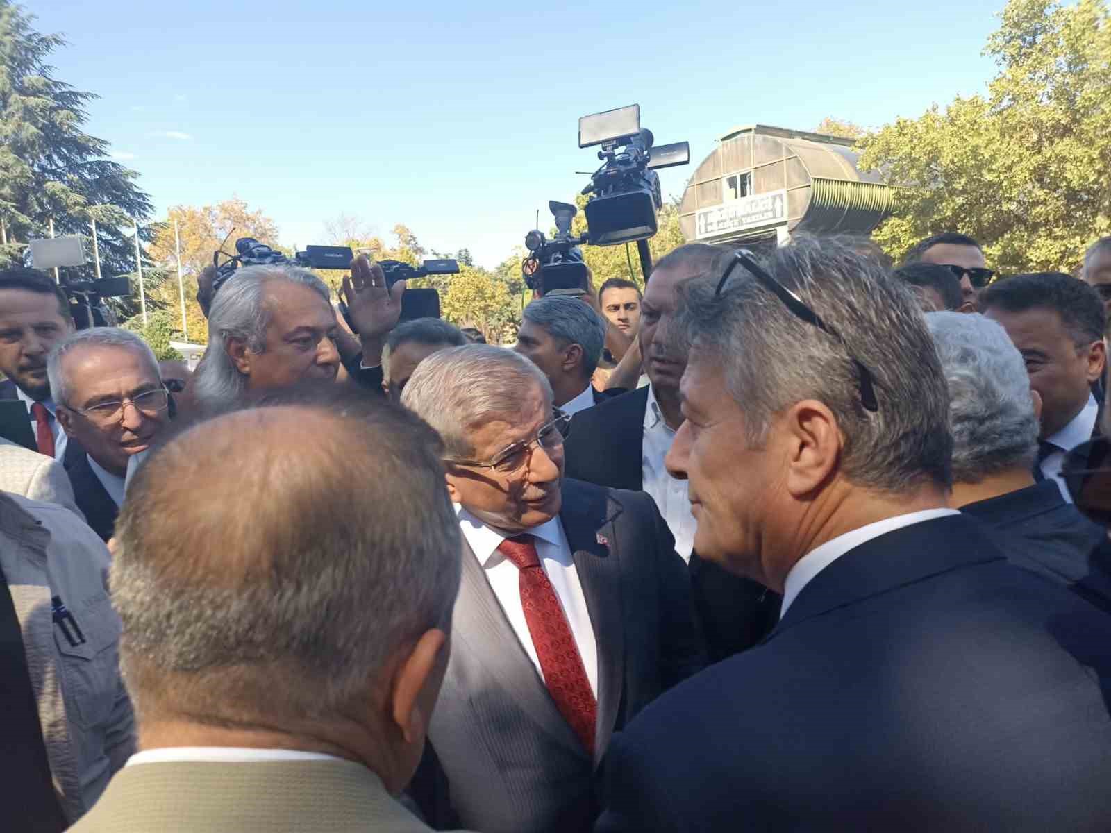 Davutoğlu ifade vermek üzere Ankara Adliyesi’ne geldi