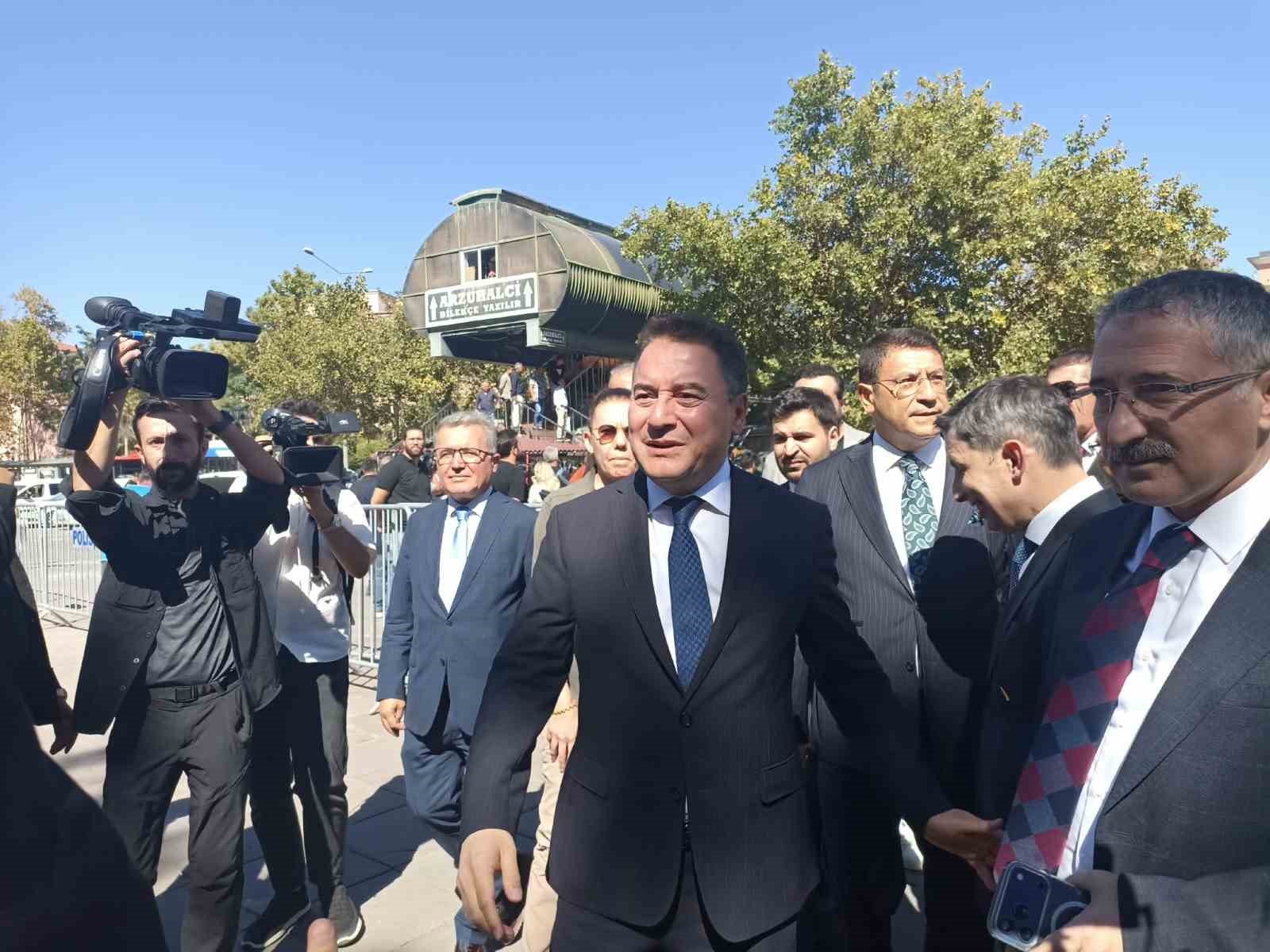 Davutoğlu ifade vermek üzere Ankara Adliyesi’ne geldi