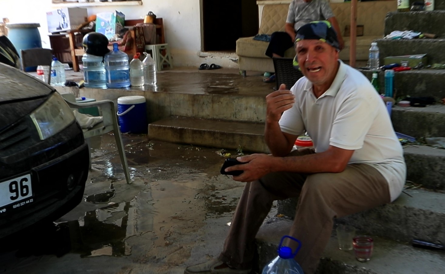 Yangında seralar küle döndü, ‘en büyük servetimdi’ dediği baba yadigarı traktörünün yanışını gözyaşlarıyla izledi