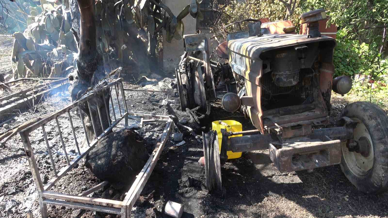 Yangında seralar küle döndü, ‘en büyük servetimdi’ dediği baba yadigarı traktörünün yanışını gözyaşlarıyla izledi