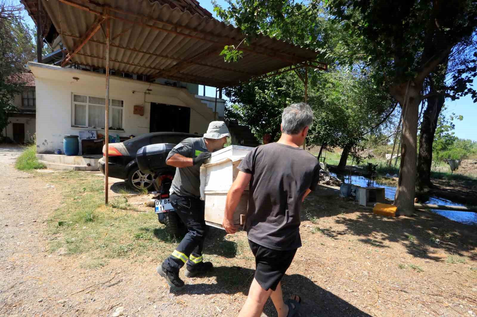 Yangında seralar küle döndü, ‘en büyük servetimdi’ dediği baba yadigarı traktörünün yanışını gözyaşlarıyla izledi