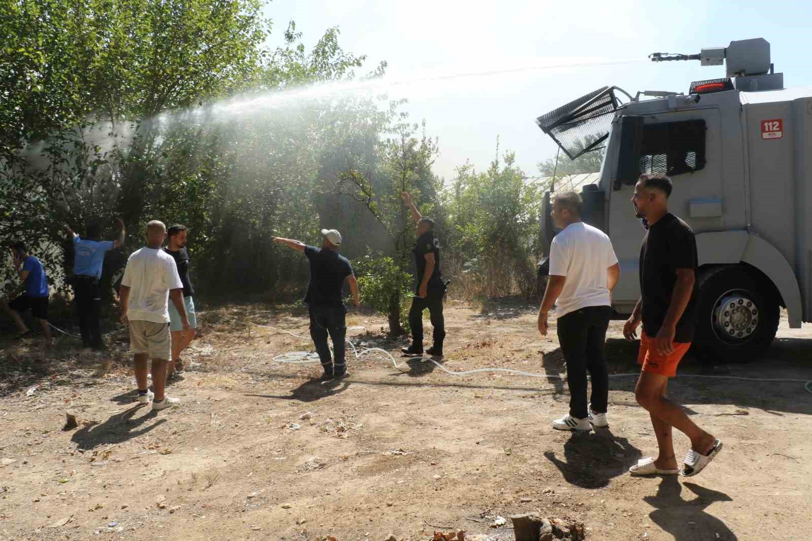 Yangında seralar küle döndü, ‘en büyük servetimdi’ dediği baba yadigarı traktörünün yanışını gözyaşlarıyla izledi