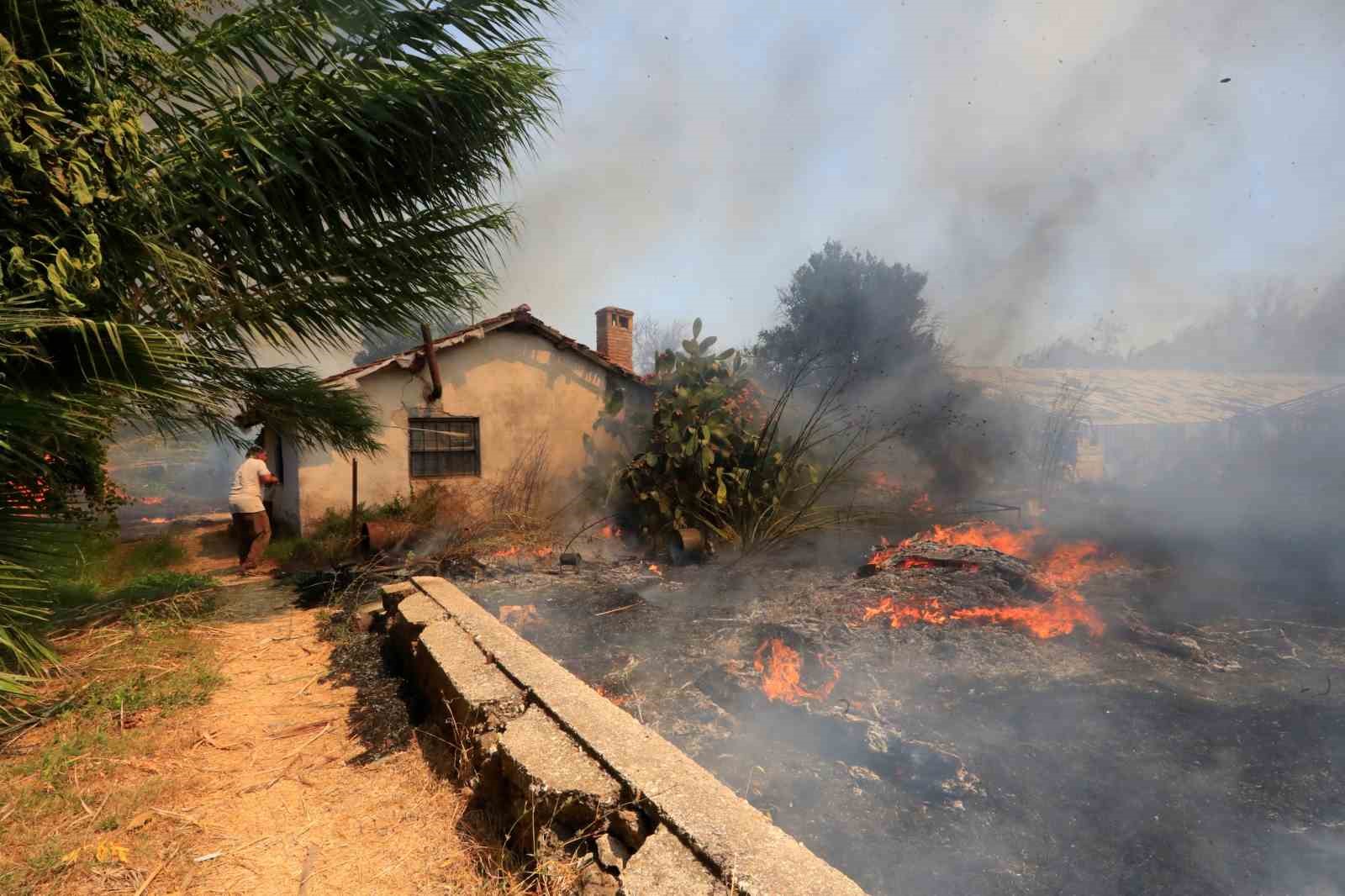 Yangında seralar küle döndü, ‘en büyük servetimdi’ dediği baba yadigarı traktörünün yanışını gözyaşlarıyla izledi