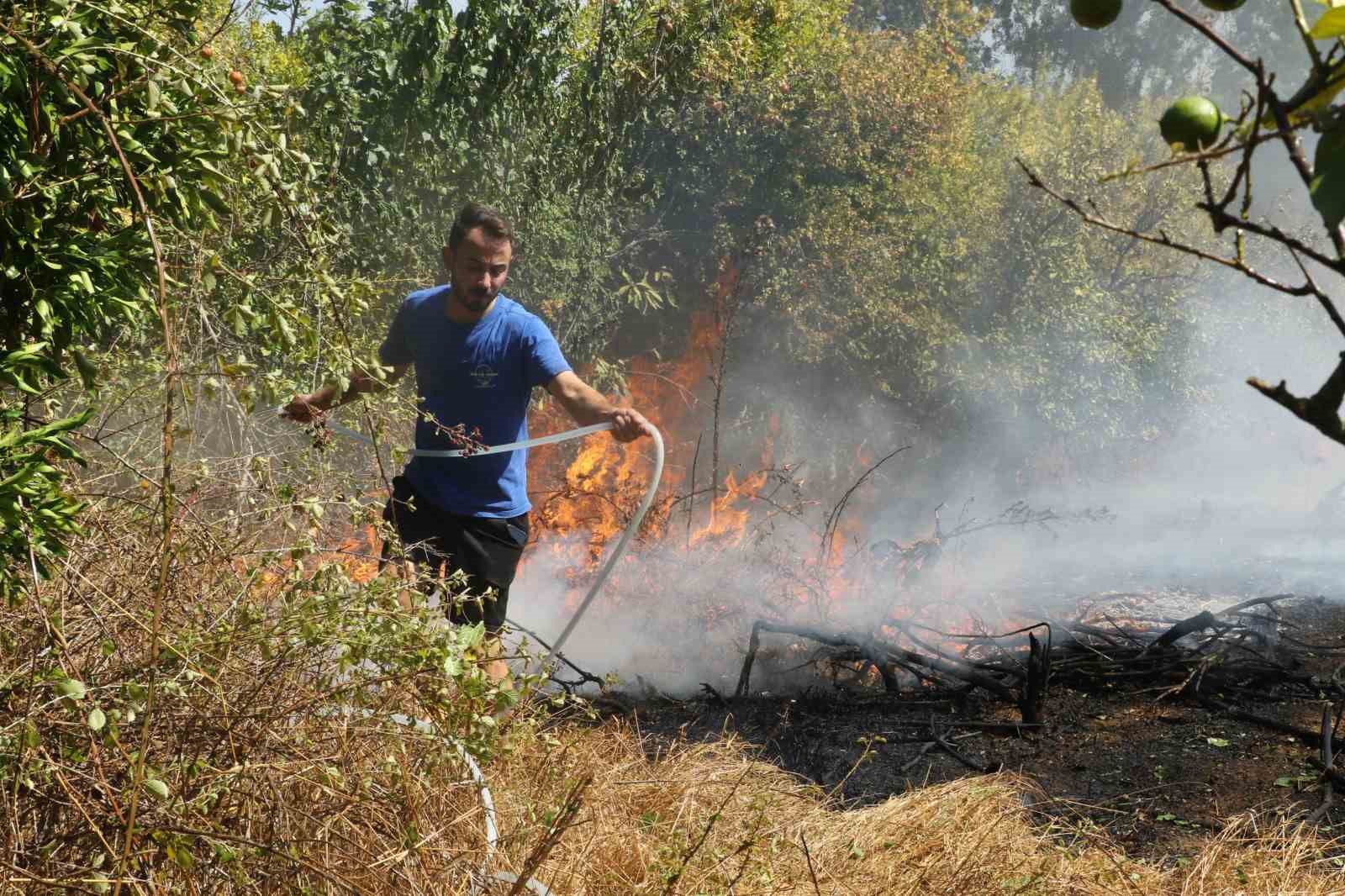 Yangında seralar küle döndü, ‘en büyük servetimdi’ dediği baba yadigarı traktörünün yanışını gözyaşlarıyla izledi