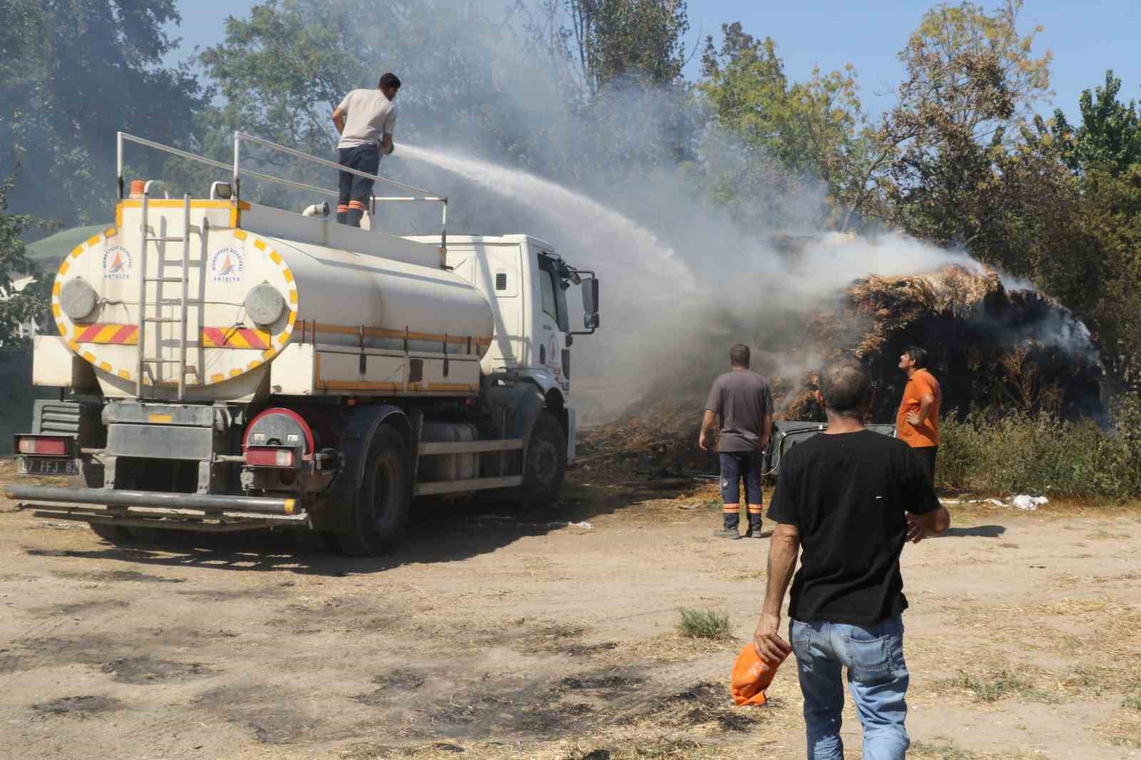 Yangında seralar küle döndü, ‘en büyük servetimdi’ dediği baba yadigarı traktörünün yanışını gözyaşlarıyla izledi