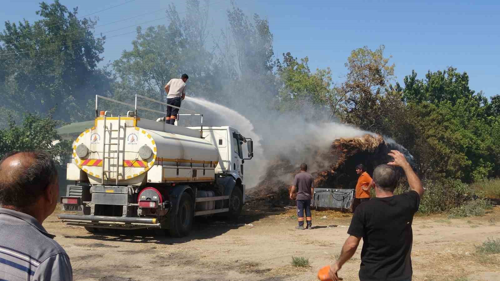 Yangında seralar küle döndü, ‘en büyük servetimdi’ dediği baba yadigarı traktörünün yanışını gözyaşlarıyla izledi