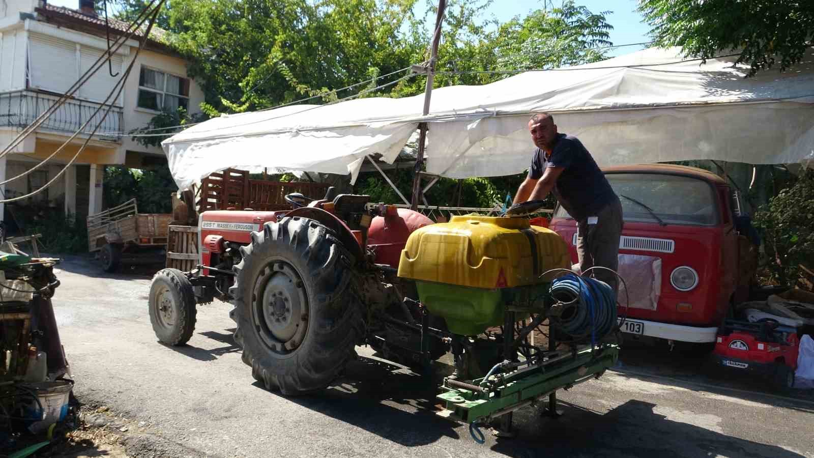 Yangında seralar küle döndü, ‘en büyük servetimdi’ dediği baba yadigarı traktörünün yanışını gözyaşlarıyla izledi