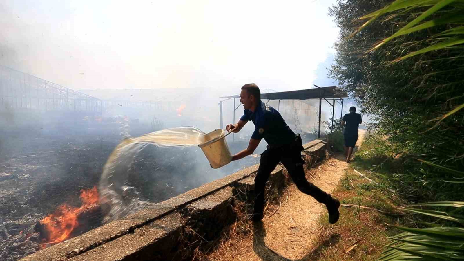 Yangında seralar küle döndü, ‘en büyük servetimdi’ dediği baba yadigarı traktörünün yanışını gözyaşlarıyla izledi