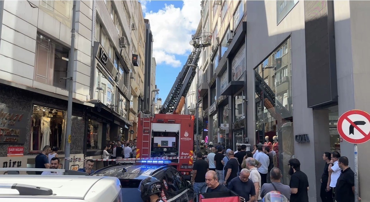 Şişli’de binada yangın paniği: Birinci kattan atlayan kişi yaralandı
