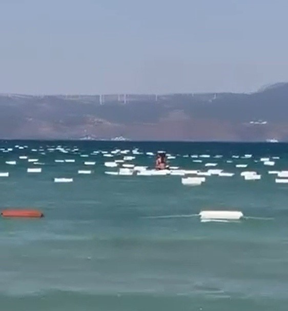 Çeşme’de denizi köpük kutular bastı