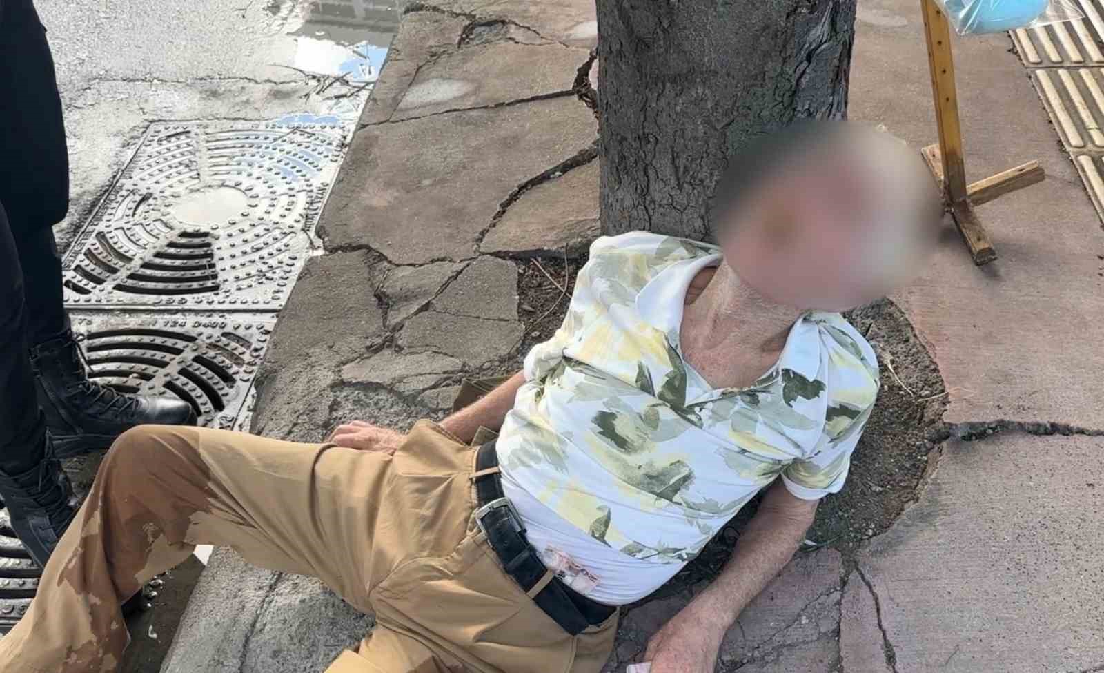 Pamuk şekerci sokak ortasında sızdı