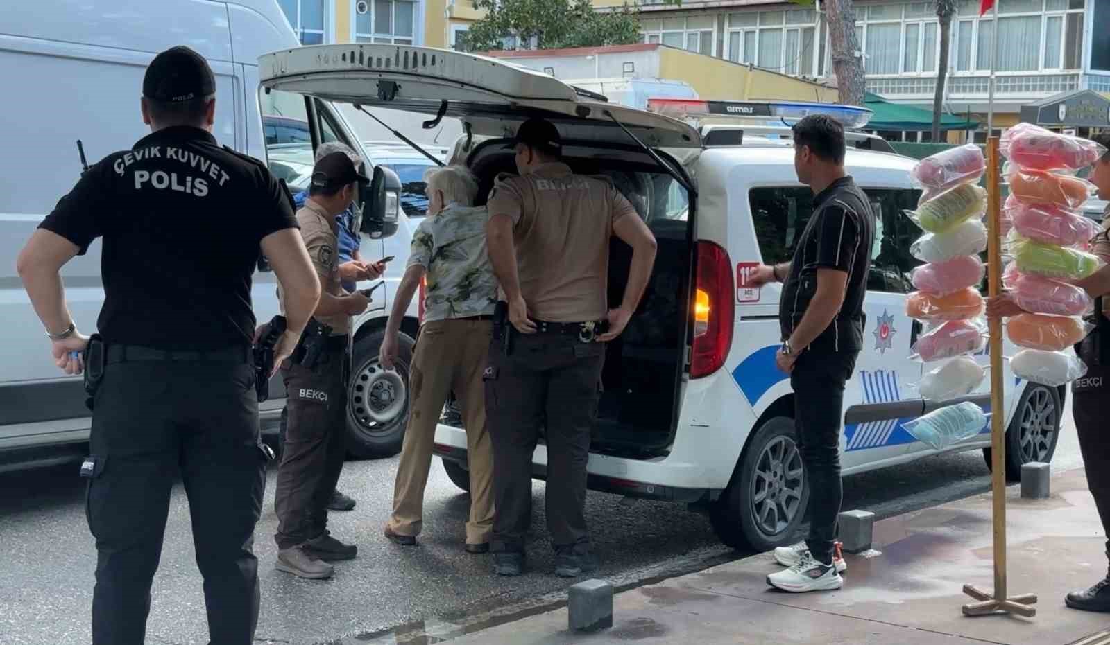 Pamuk şekerci sokak ortasında sızdı