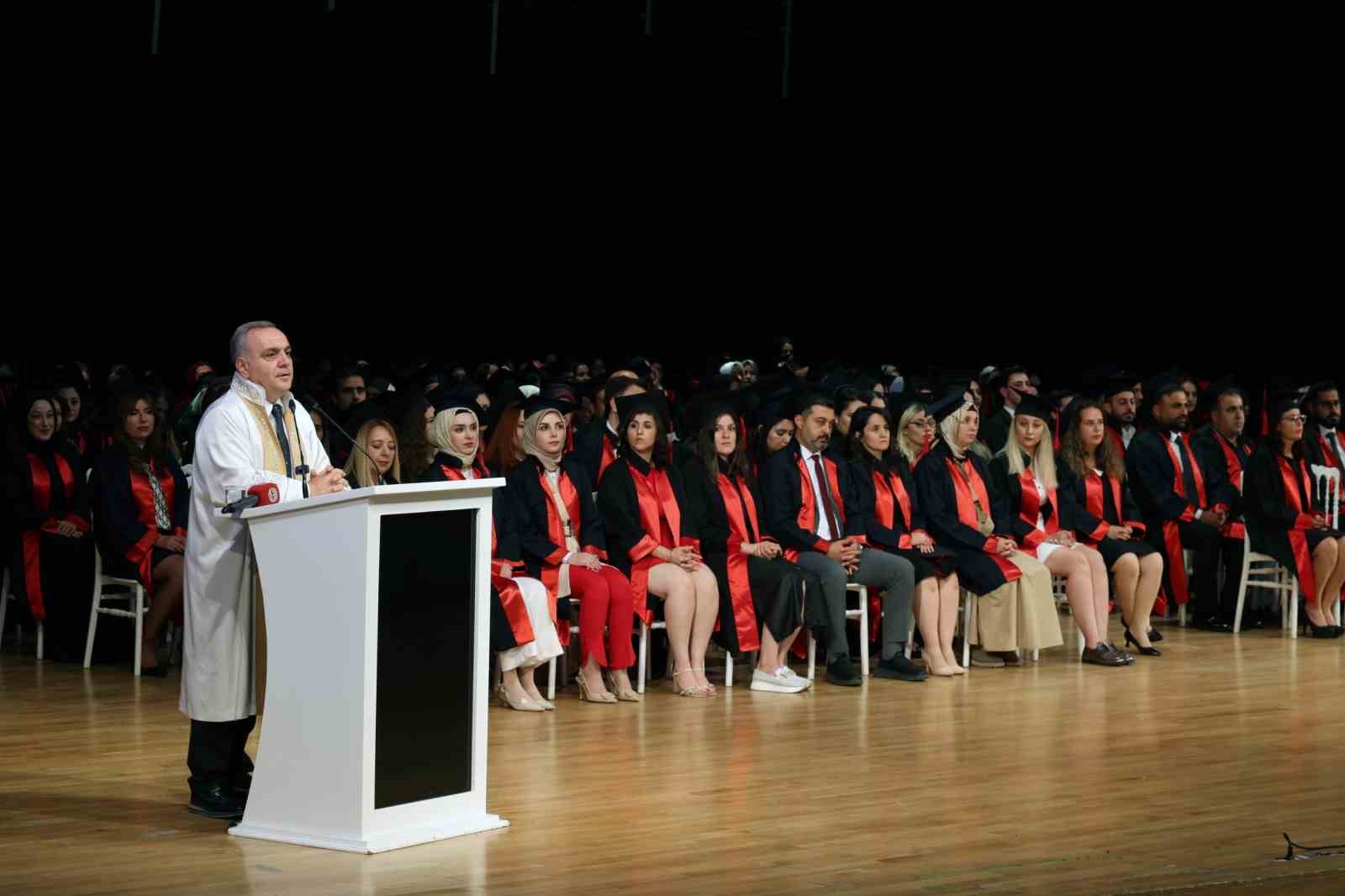 ERÜ’de lisansüstü mezuniyet sevinci yaşandı