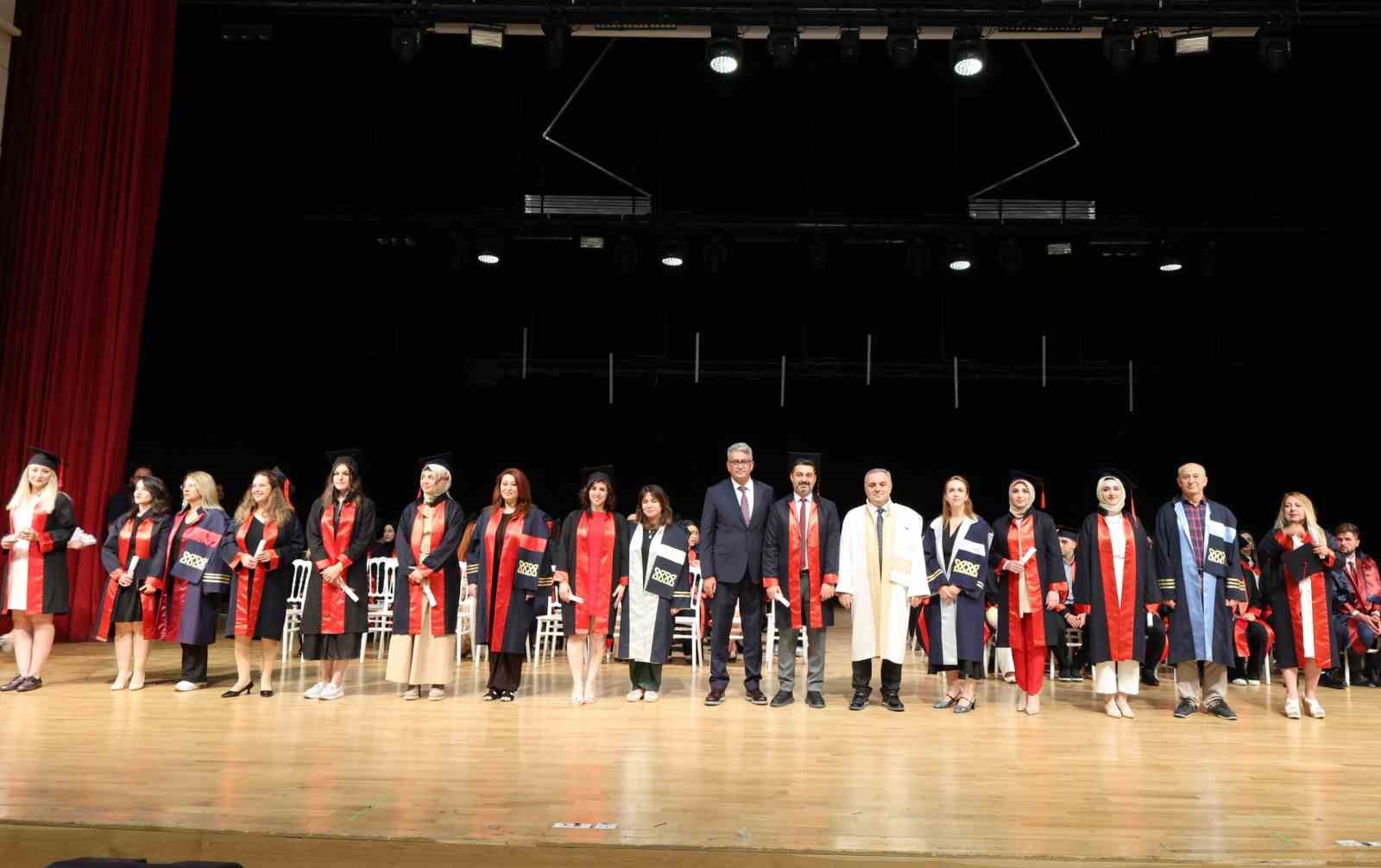 ERÜ’de lisansüstü mezuniyet sevinci yaşandı