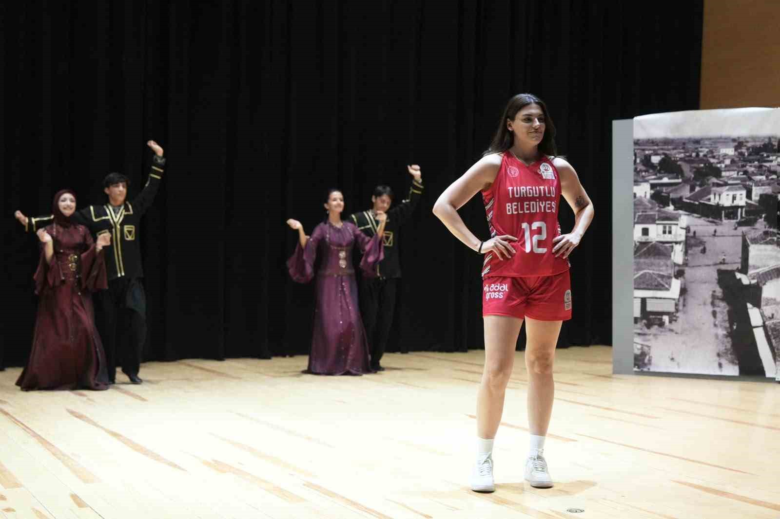Turgutlu’da kadın takımların yeni sezon lansmanı kültür ve sporla buluştu