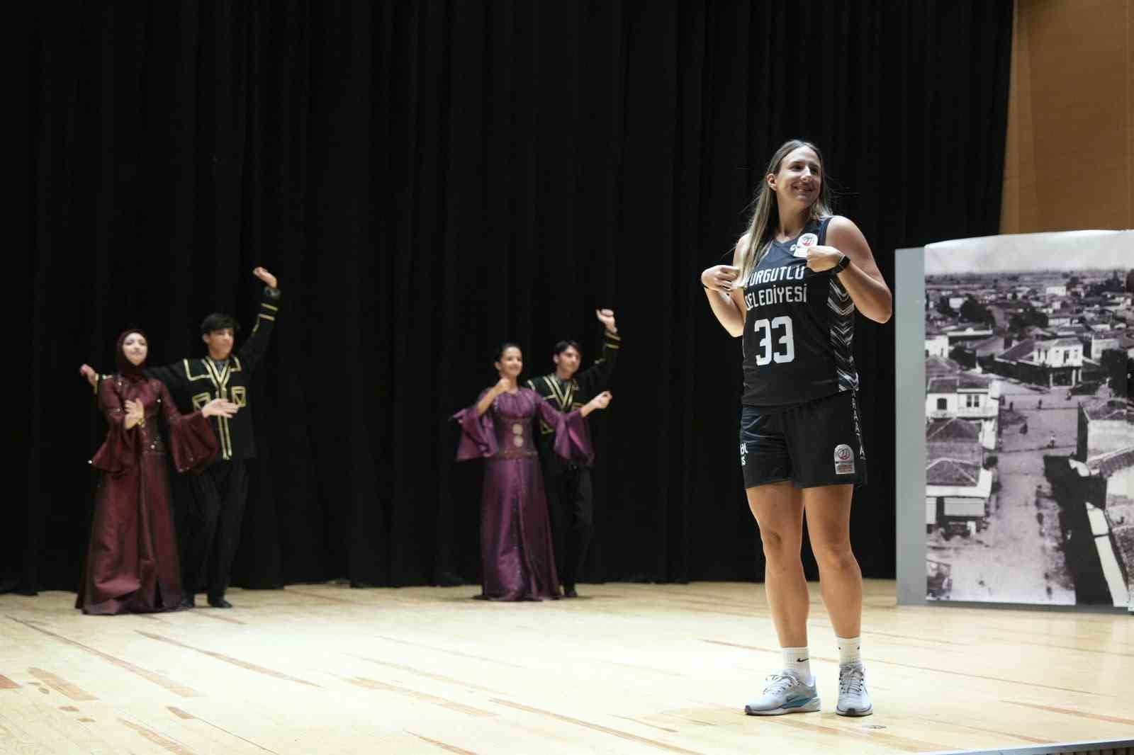 Turgutlu’da kadın takımların yeni sezon lansmanı kültür ve sporla buluştu
