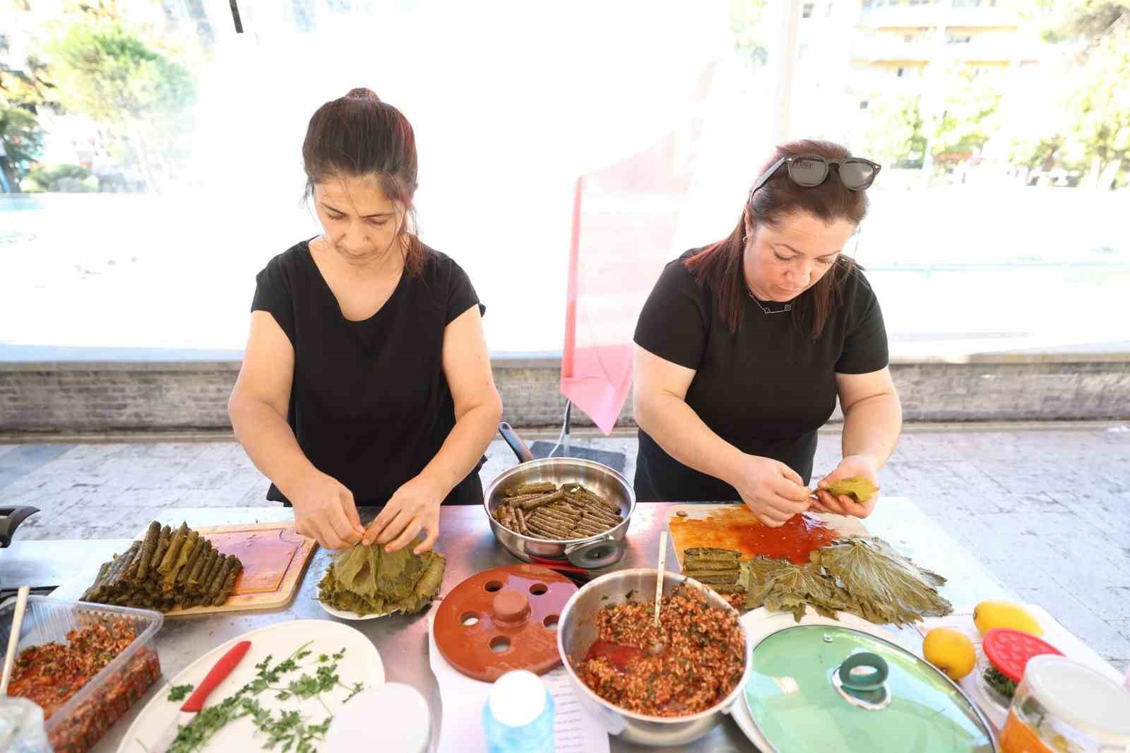 Gastronomi Çarşısı’nda ’En Güzel Sarma’ yarışması