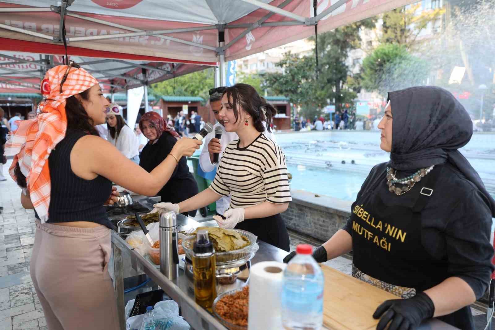 Gastronomi Çarşısı’nda ’En Güzel Sarma’ yarışması