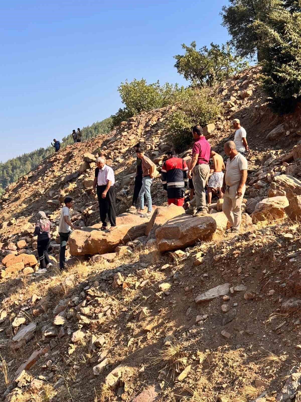 Sepetli motosiklet uçurumdan uçtu: 3 yaralı