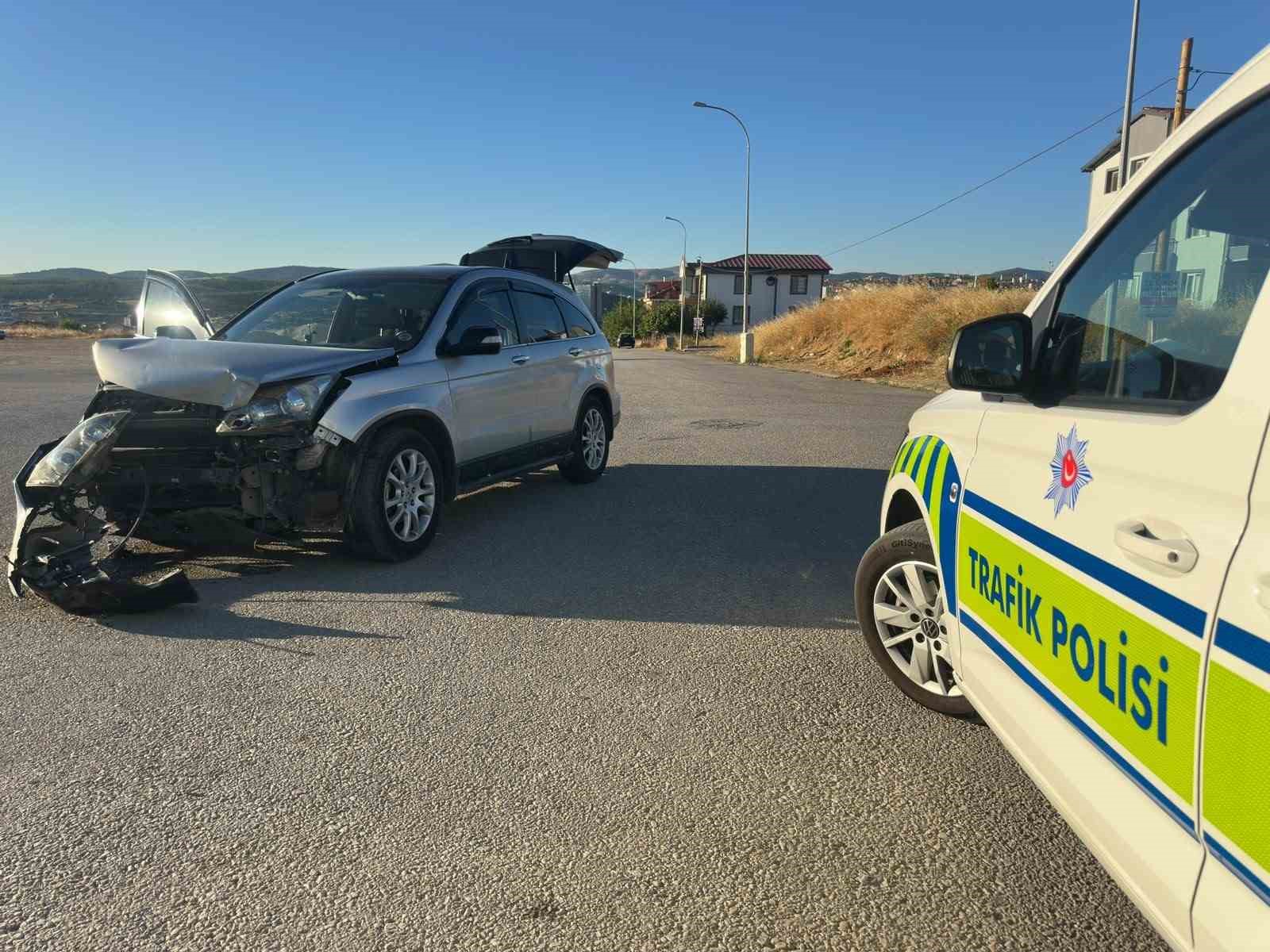 Uşak’ta iki otomobil çarpıştı: 1’i çocuk 3 kişi yaralandı