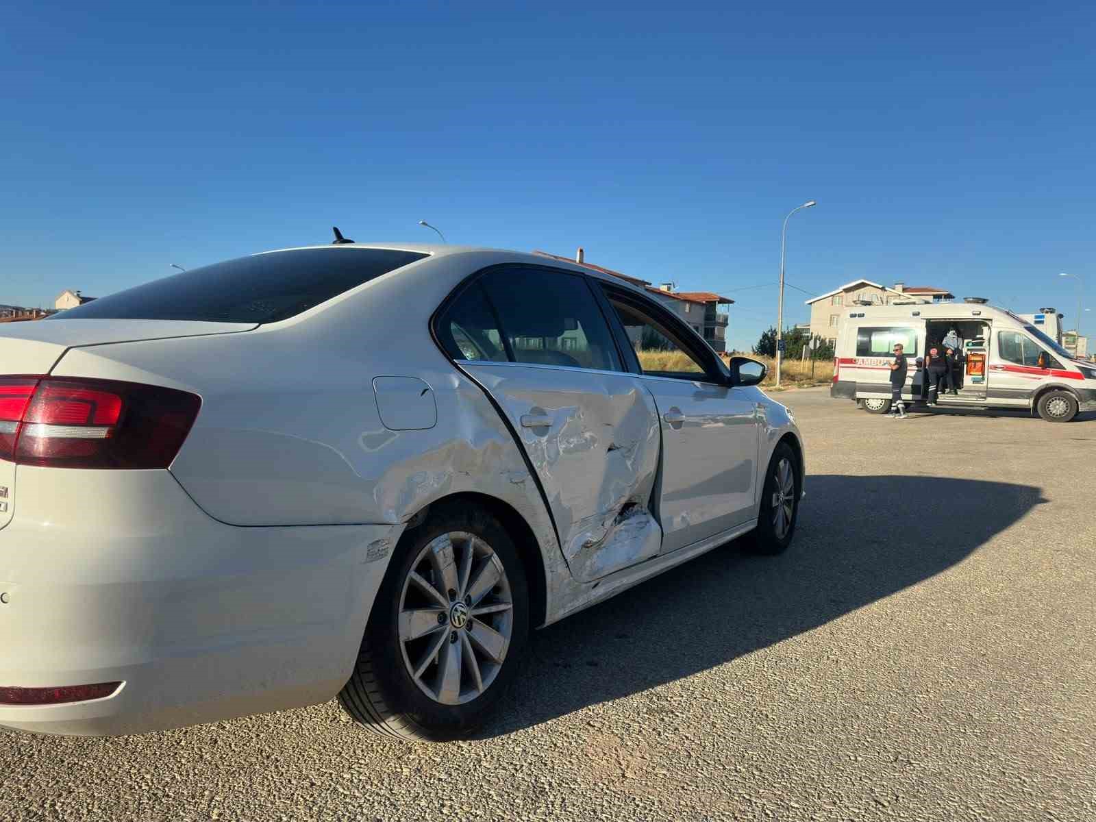 Uşak’ta iki otomobil çarpıştı: 1’i çocuk 3 kişi yaralandı