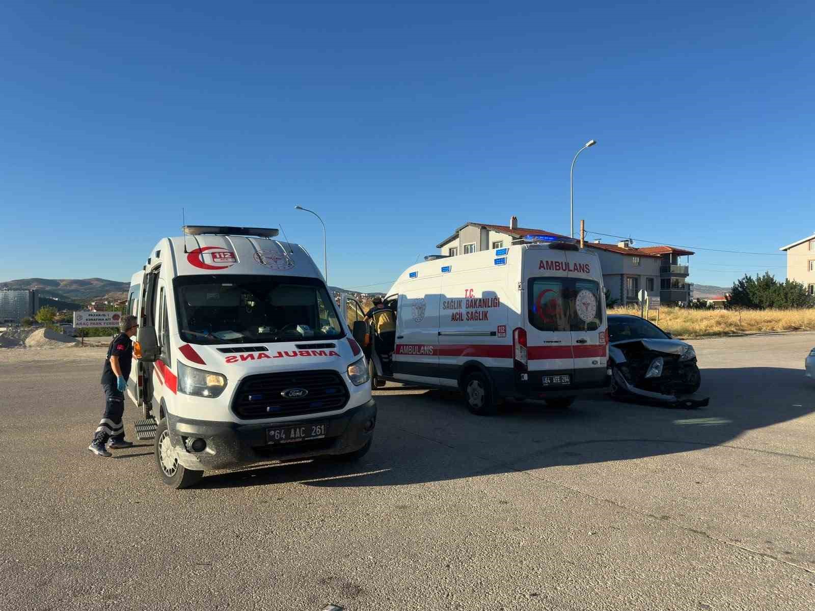 Uşak’ta iki otomobil çarpıştı: 1’i çocuk 3 kişi yaralandı