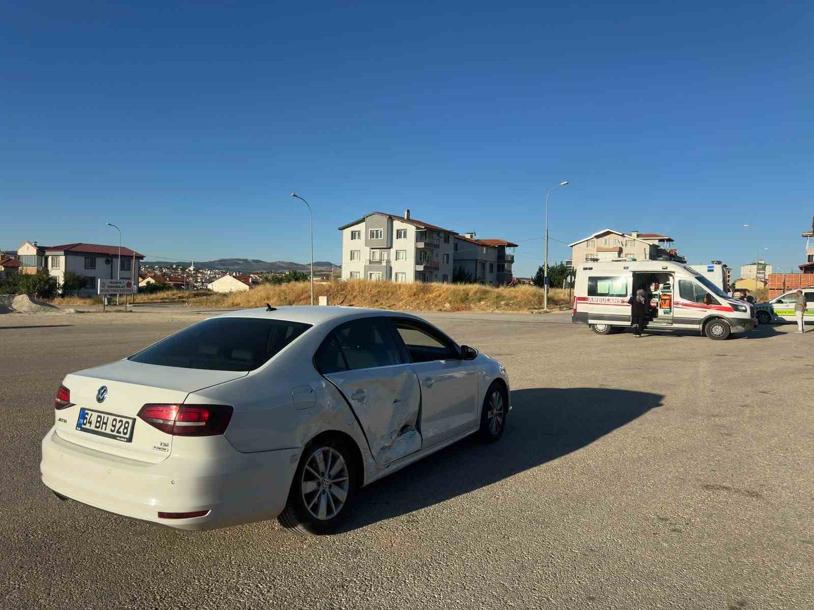 Uşak’ta iki otomobil çarpıştı: 1’i çocuk 3 kişi yaralandı