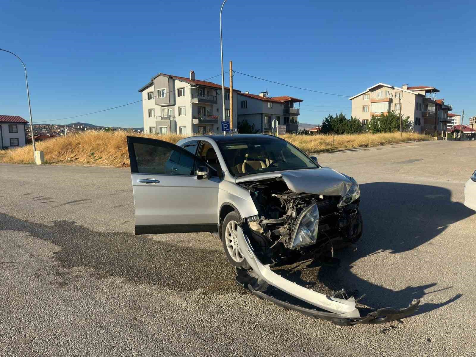 Uşak’ta iki otomobil çarpıştı: 1’i çocuk 3 kişi yaralandı