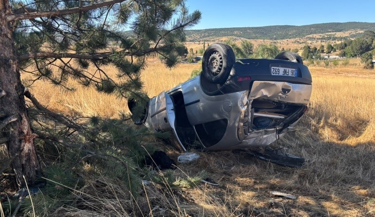 Tavşanlı’da trafik kazasında takla atan otomobilden yara almadan kurtuldu