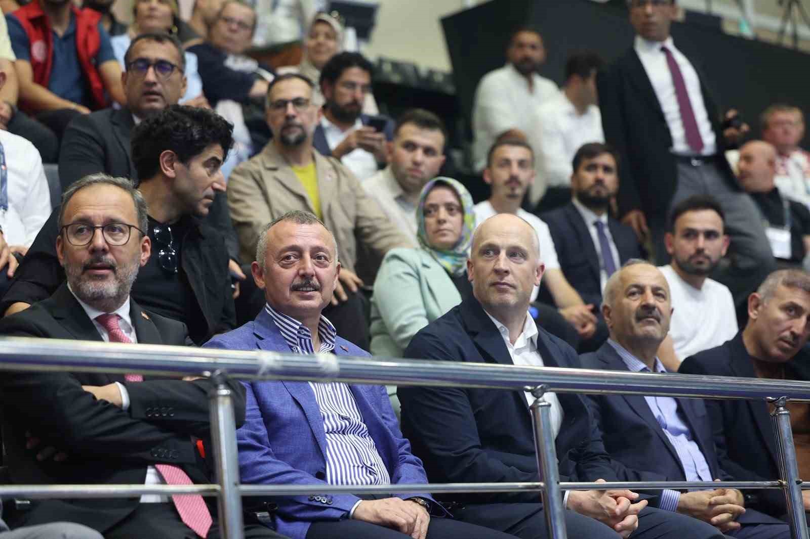 700’ü aşkın sporcu Kocaeli’de kulaç atıyor
