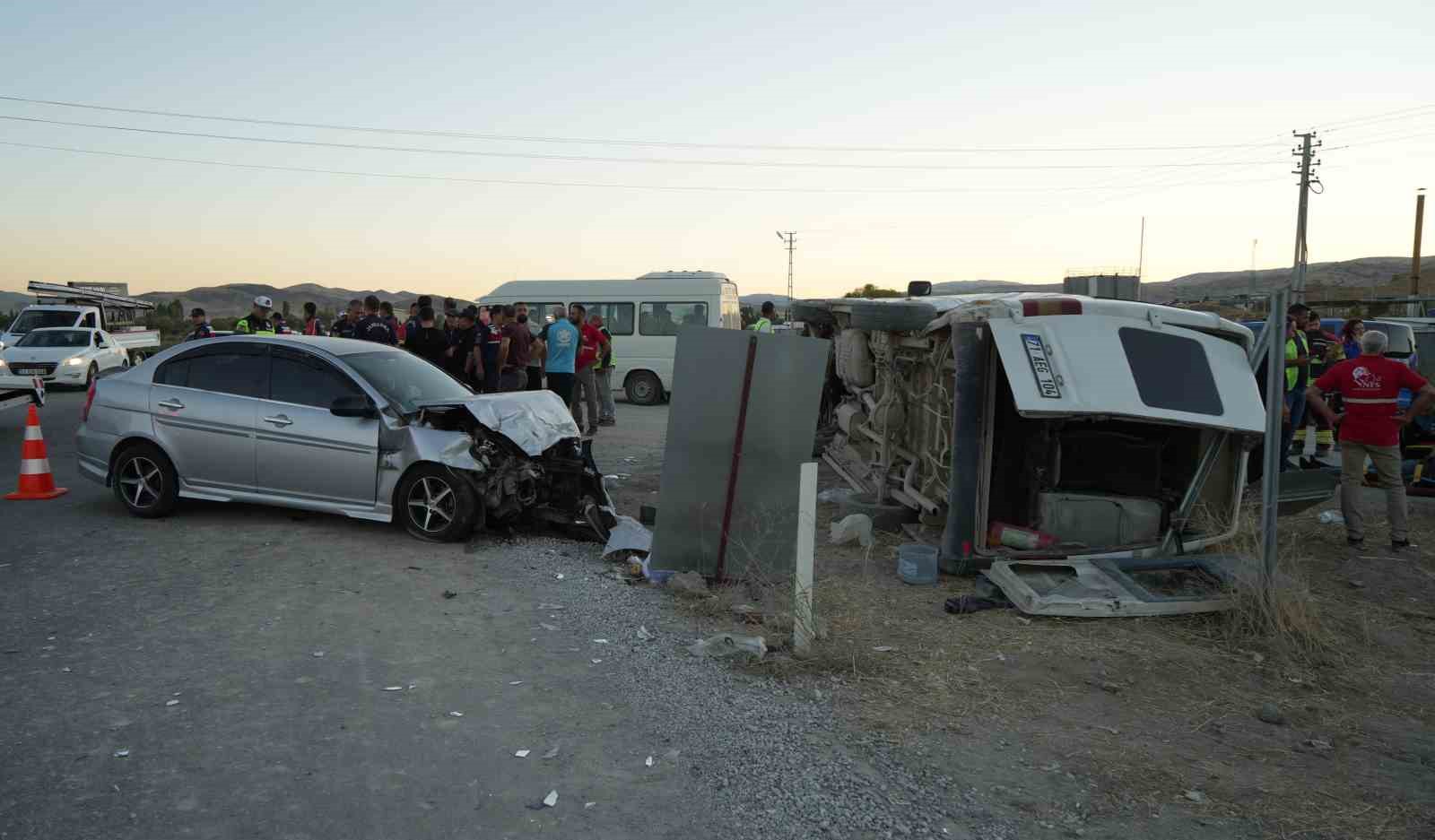 Kırıkkale’de işçi servisi ile otomobil çarpıştı: 14 yaralı