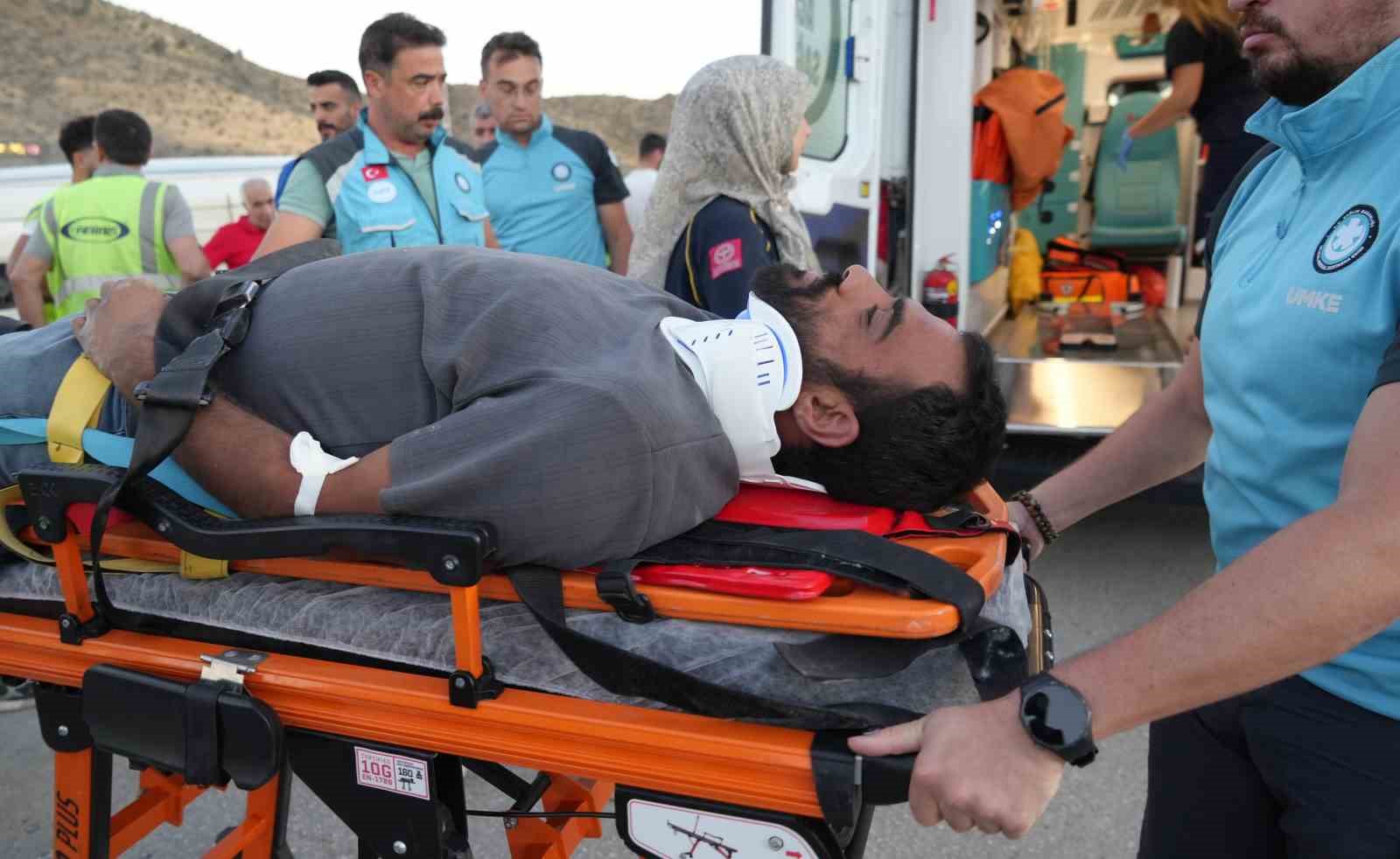 Kırıkkale’de işçi servisi ile otomobil çarpıştı: 14 yaralı