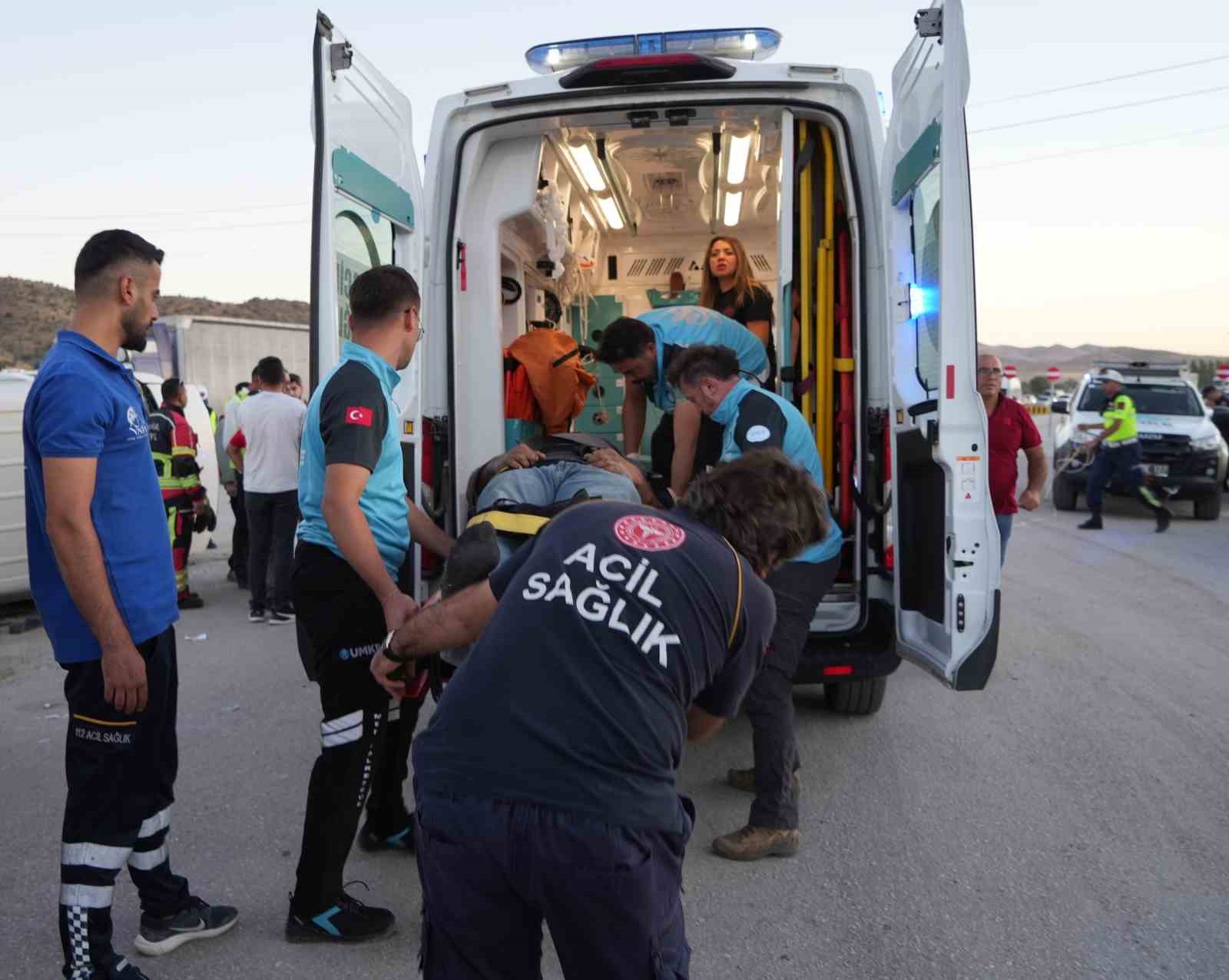 Kırıkkale’de işçi servisi ile otomobil çarpıştı: 14 yaralı