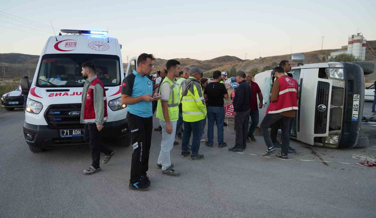 Kırıkkale’de işçi servisi ile otomobil çarpıştı: 14 yaralı