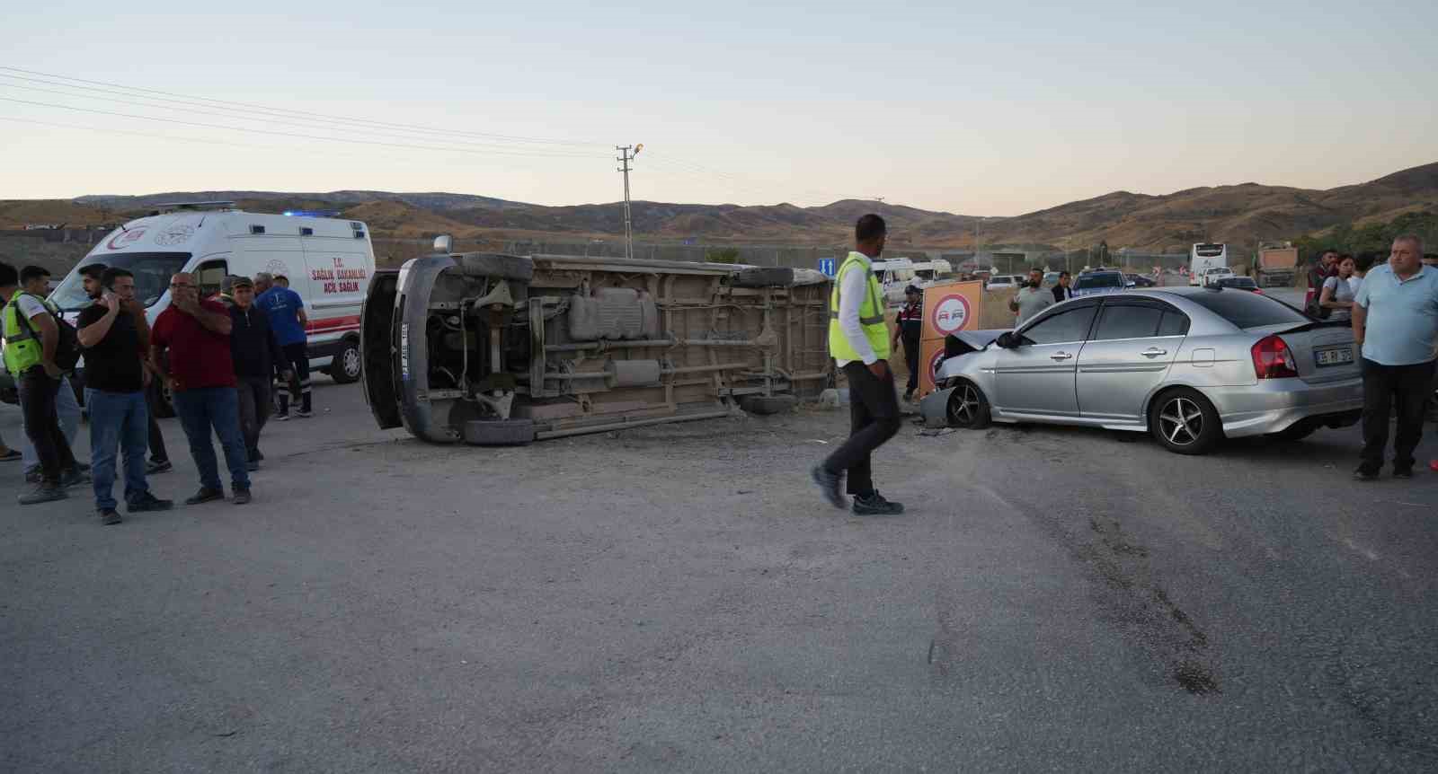 Kırıkkale’de işçi servisi ile otomobil çarpıştı: 14 yaralı