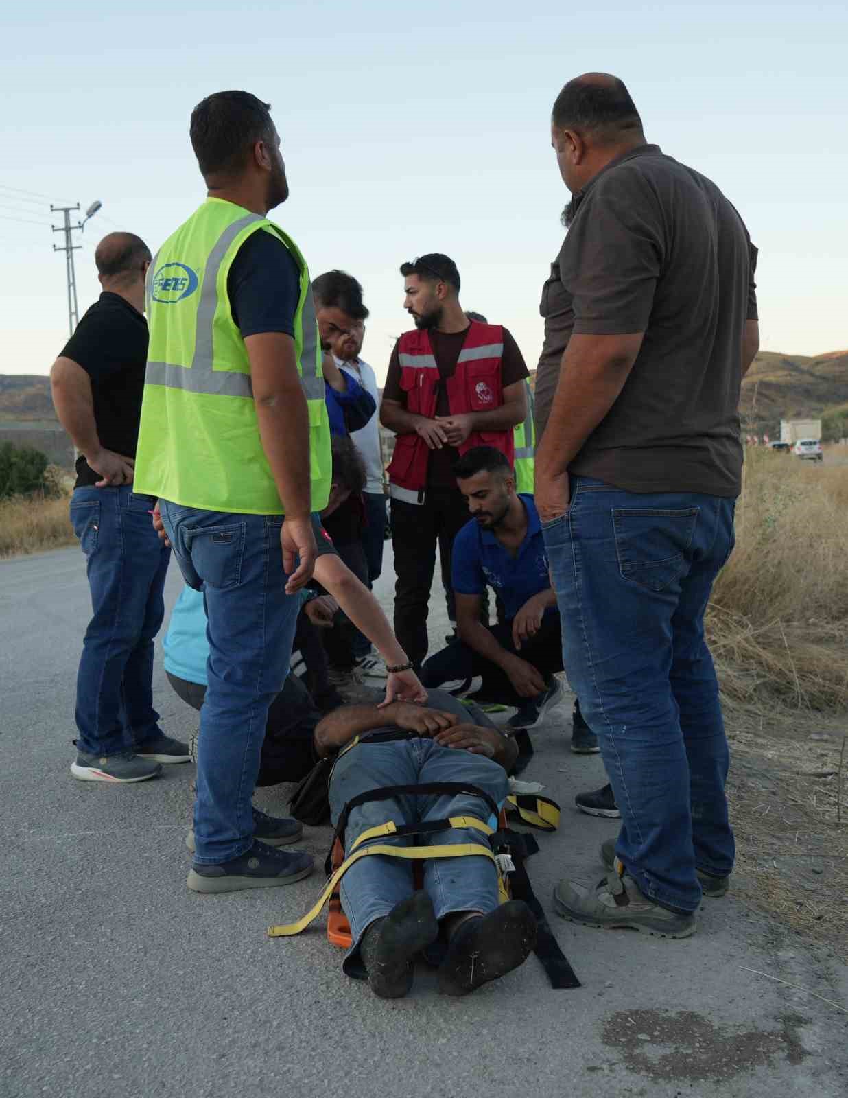 Kırıkkale’de işçi servisi ile otomobil çarpıştı: 14 yaralı